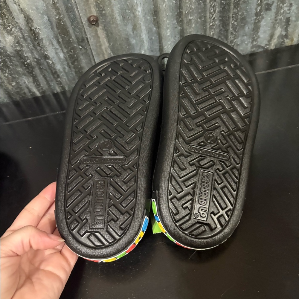 Nintendo Super Mario Red and Green Kids Sandals - Picture 3 of 3